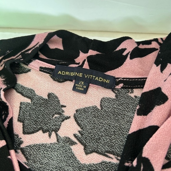 NWOT Adrienne Vittadini Knit Blouse Pink  Black Floral Design and Tie Front - Picture 6 of 7